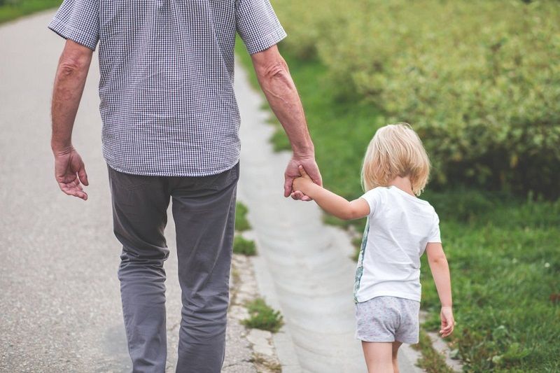 D'après cette étude, les grands-parents qui gardent leurs petits-enfants vivent plus longtemps | So Busy Girls