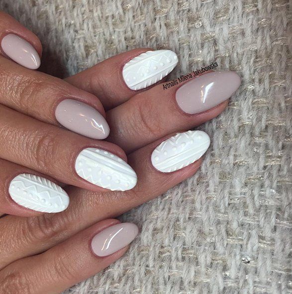 Un motif blanc vif inspiration pull confortable en laine et des ongles vieux roses laqués | So Busy Girls