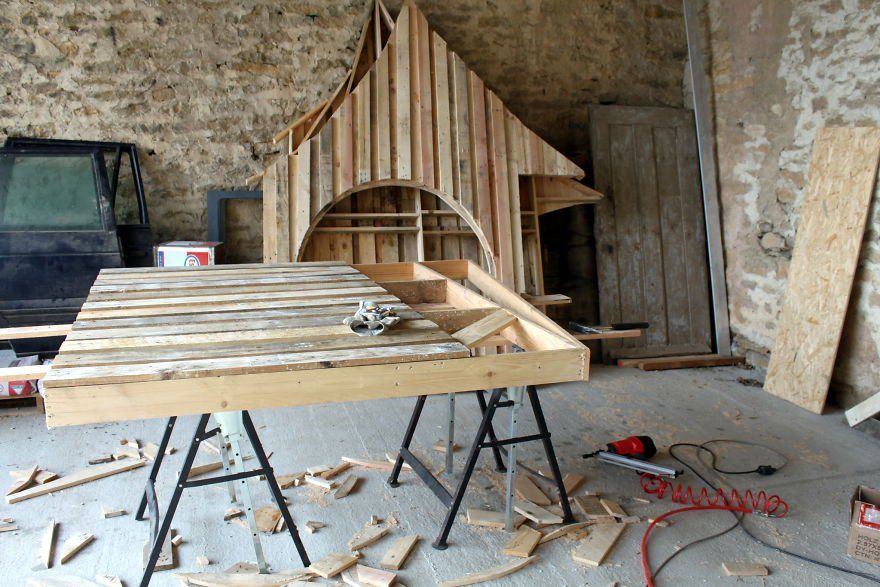 Ensuite, on passe au sol de la cabane | So Busy Girls