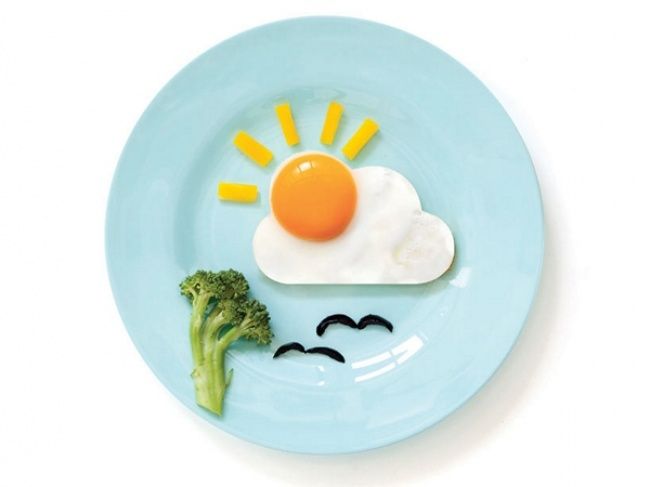 Un moule en plastique pour faire cuire un oeuf au plat en forme de soleil | So Busy Girls