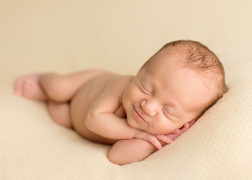 18 bébés qui sourient dans leur sommeil : vous ne pourrez pas vous empêcher de fondre ! | So Busy Girls