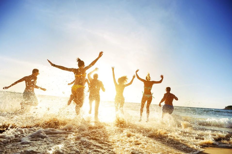 C'est prouvé : partir en vacances entre amis permet d'être plus heureux et de vivre plus longtemps | So Busy Girls
