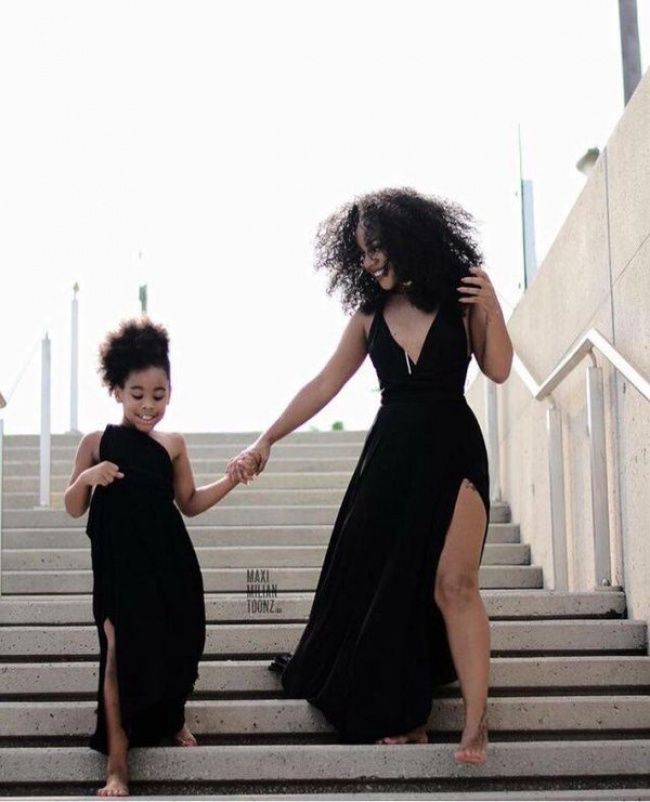 Ces mamans et leur petite fille se ressemblent vraiment comme 2 gouttes d'eau ! Et c'est tellement craquant... | So Busy Girls