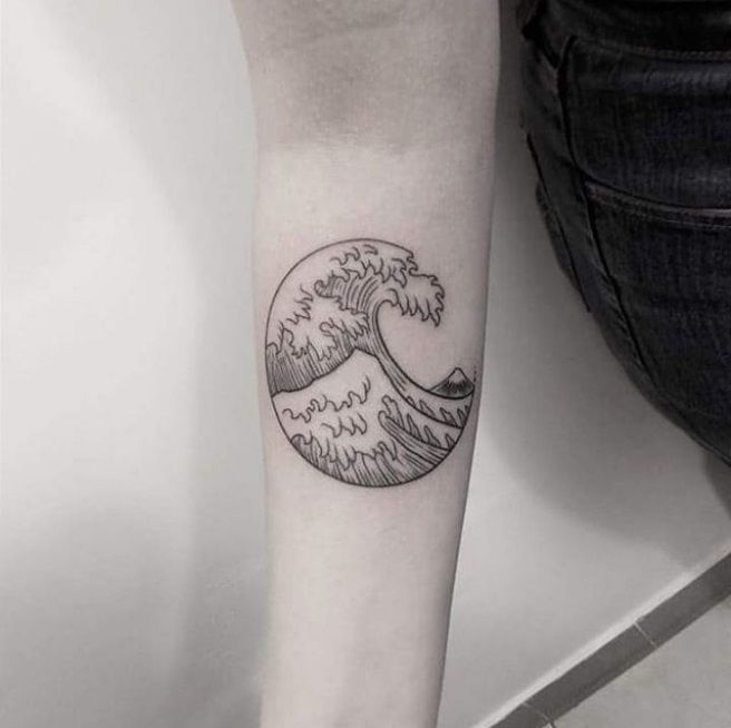 18 idées de tatouages vague pour tous ceux qui adorent la mer | So Busy Girls