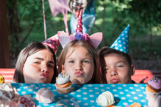 Comment créer un kit d’anniversaire personnalisé (déco, vaisselle, gobelets) ? | So Busy Girls