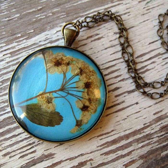 Cette créatrice réalise des bijoux uniques et magnifiques à la main avec des fleurs pressées | So Busy Girls
