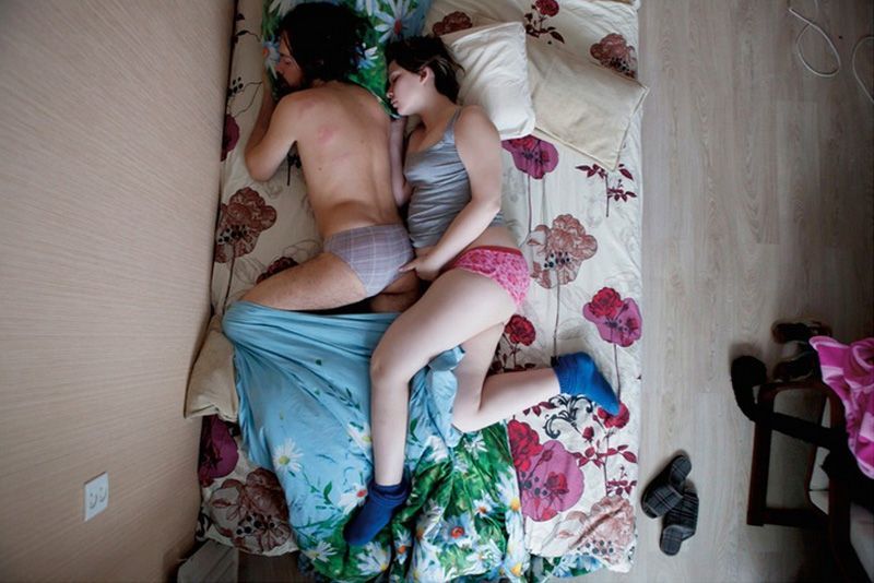 Des couples de futurs parents pris en photo pendant qu'ils dorment : le résultat est trop mignon ! | So Busy Girls