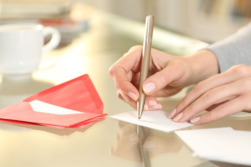 Quels sont les bienfaits des cartes de remerciement de décès pour le processus de deuil ? | So Busy Girls