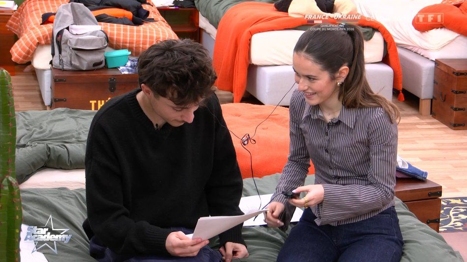 Star Academy : Léo et Jeanne main dans la main sur le canapé, la séquence de leur moment tendre fait le buzz | So Busy Girls