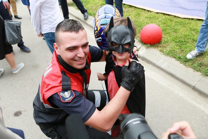 Ils se déguisent en super-héros pour redonner le sourire aux enfants hospitalisés | So Busy Girls
