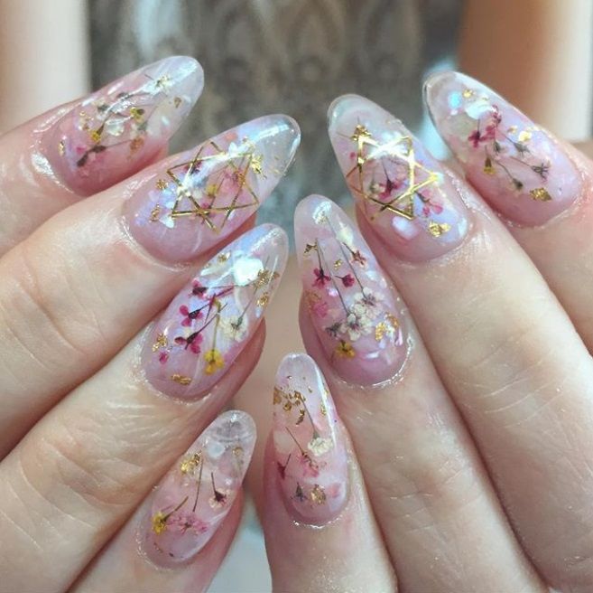 La dernière tendance nail art avec des fleurs séchées est parfaite pour toutes celles qui veulent prolonger l'été | So Busy Girls