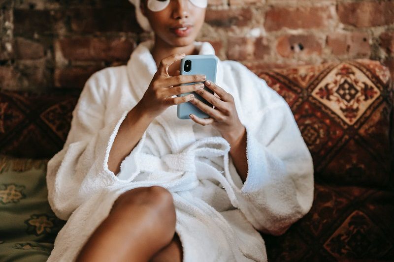 5 signes que vous souffrez de doomscrolling, ce besoin compulsif de scroller sur votre smartphone | So Busy Girls