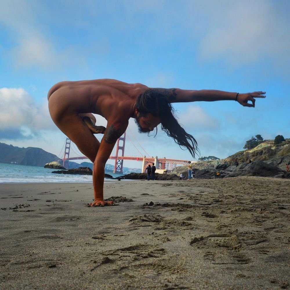 14 photos d'hommes nus en train de faire du yoga (c'est cadeau !) | So Busy Girls
