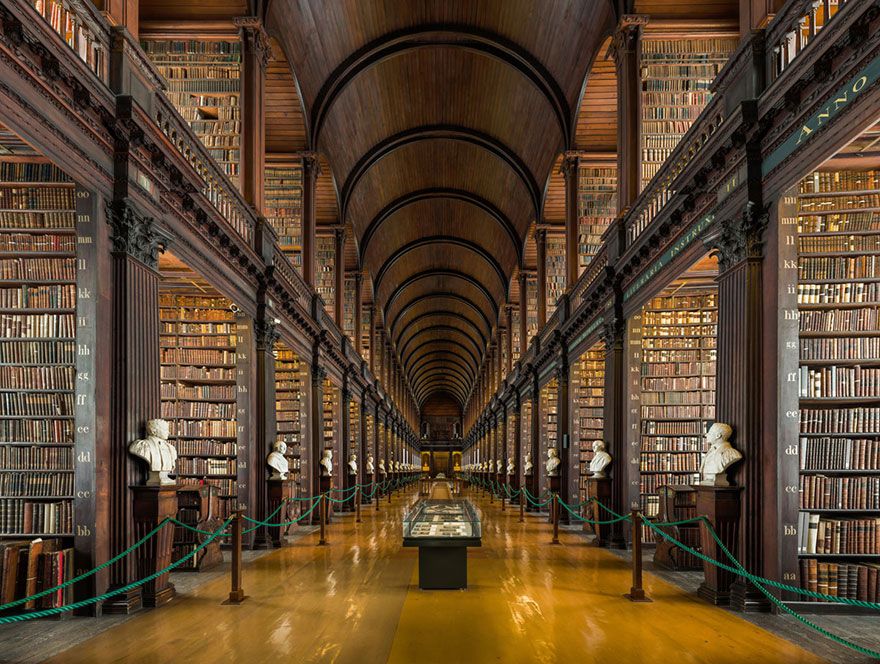 Cette bibliothèque irlandaise propose plus de 200 000 livres ! | So Busy Girls
