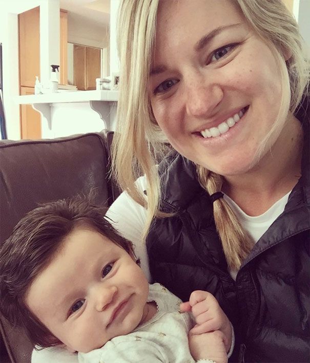 Ce bébé est né avec plein de cheveux sur la tête : découvrez comment Internet a réagi | So Busy Girls