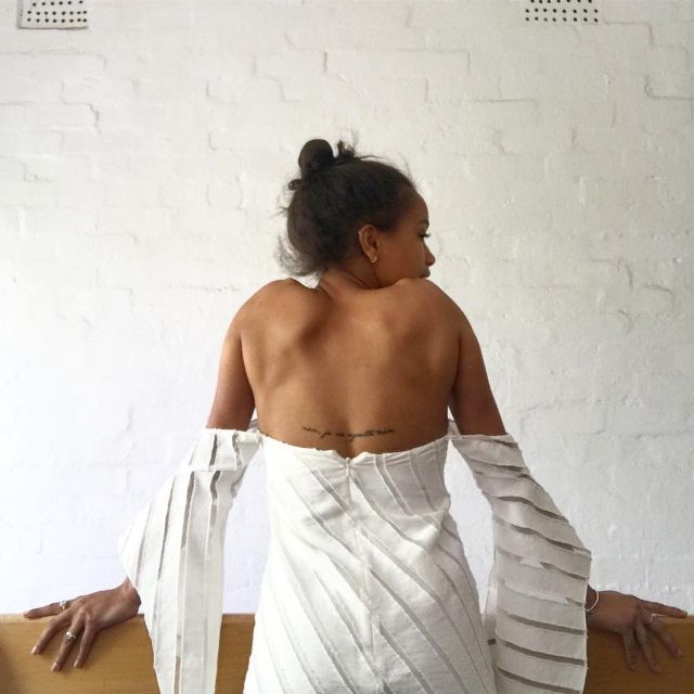 Porter des top et des robes sans manches qui remontent juste jusqu'au milieu du dos | So Busy Girls