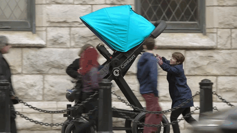L'invention complètement WTF : la poussette géante pour que les parents puissent la tester avant de l'acheter | So Busy Girls