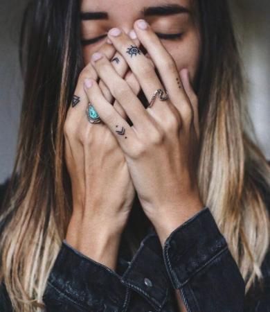 16 idées de tatouages sublimes à se faire sur les mains | So Busy Girls