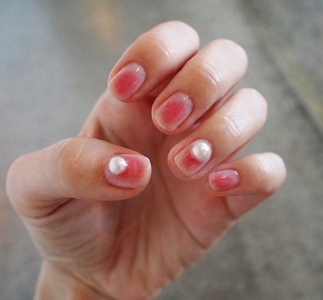 Nail art rose et grosses perles blanches | So Busy Girls