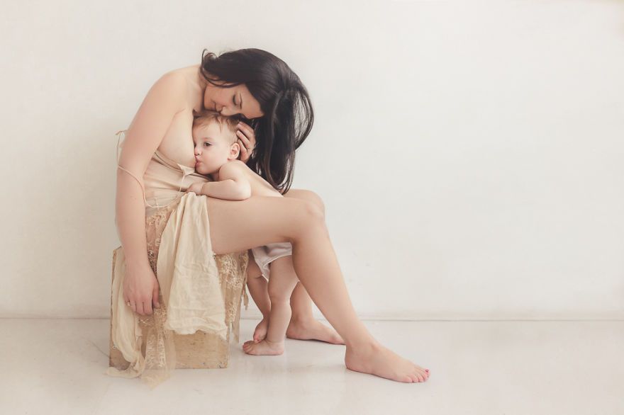 Elle photographie des mamans en train de donner le sein pour montrer que l'allaitement ne devrait pas être tabou | So Busy Girls