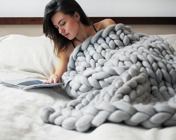 Vous pouvez fabriquer cette couverture douce et confortable en seulement 4 heures ! | So Busy Girls