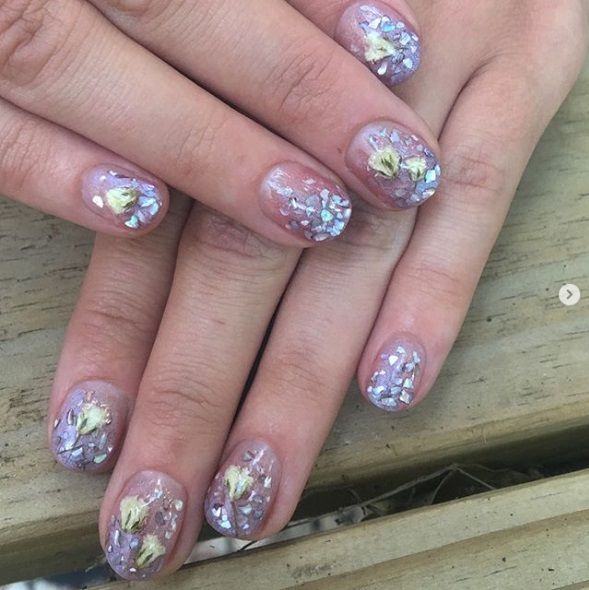 La dernière tendance nail art avec des fleurs séchées est parfaite pour toutes celles qui veulent prolonger l'été | So Busy Girls