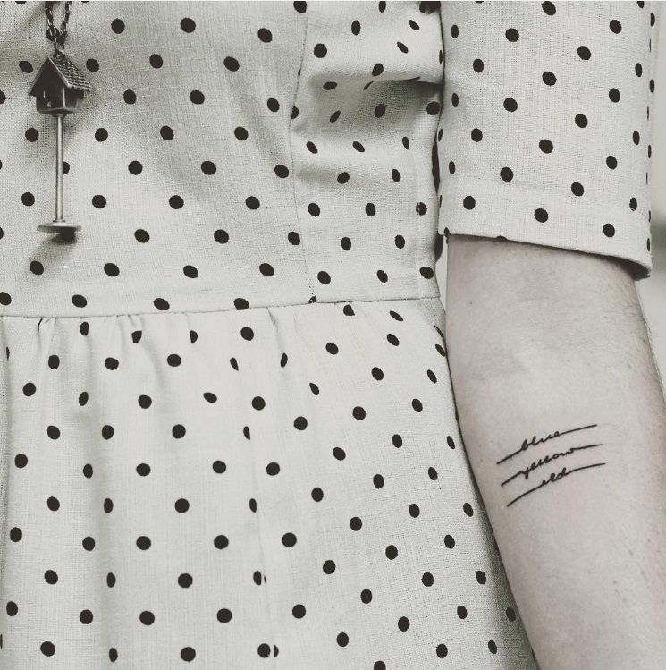 Si vous portez des pois, les yeux se tourneront instinctivement sur les lignes de votre tatouage | So Busy Girls