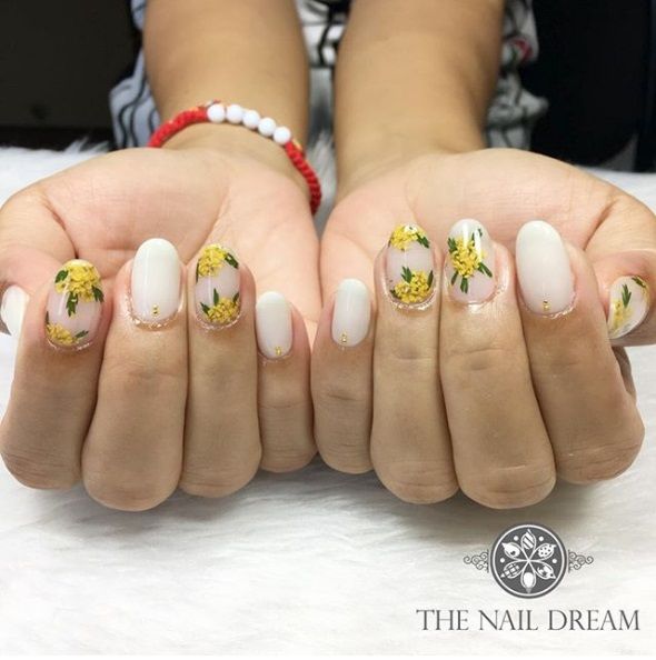 La dernière tendance nail art avec des fleurs séchées est parfaite pour toutes celles qui veulent prolonger l'été | So Busy Girls