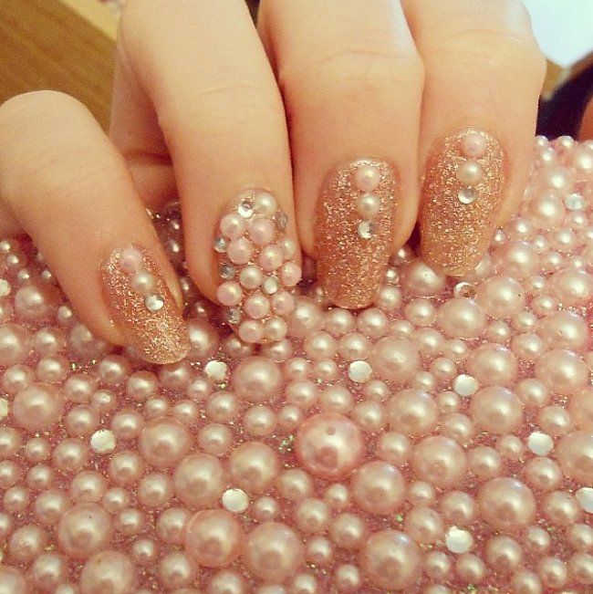 Un vernis doré pailleté et des perles roses et argentées | So Busy Girls