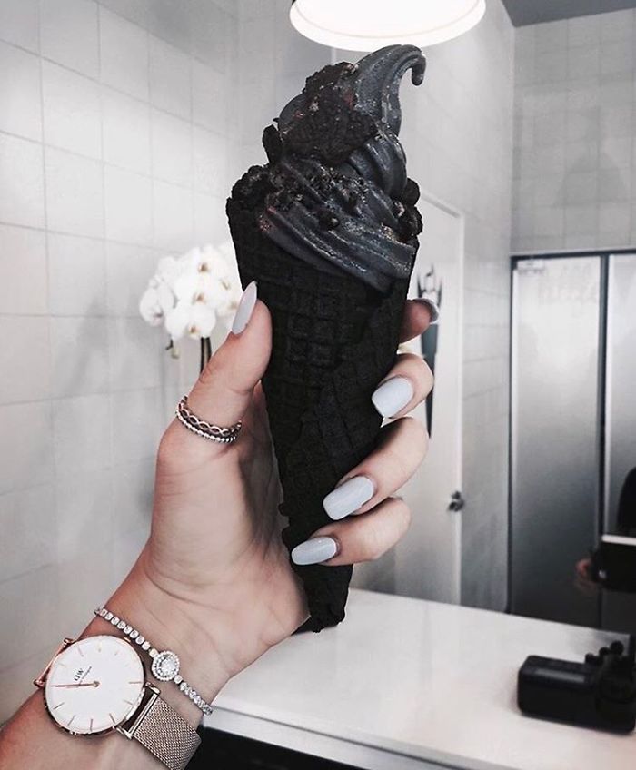Les glaces noires débarquent, elles sont aussi originales que délicieuses ! | So Busy Girls