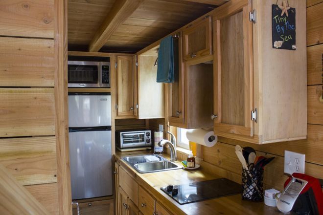 Une cuisine équipée avec plein d'espaces de rangement | So Busy Girls
