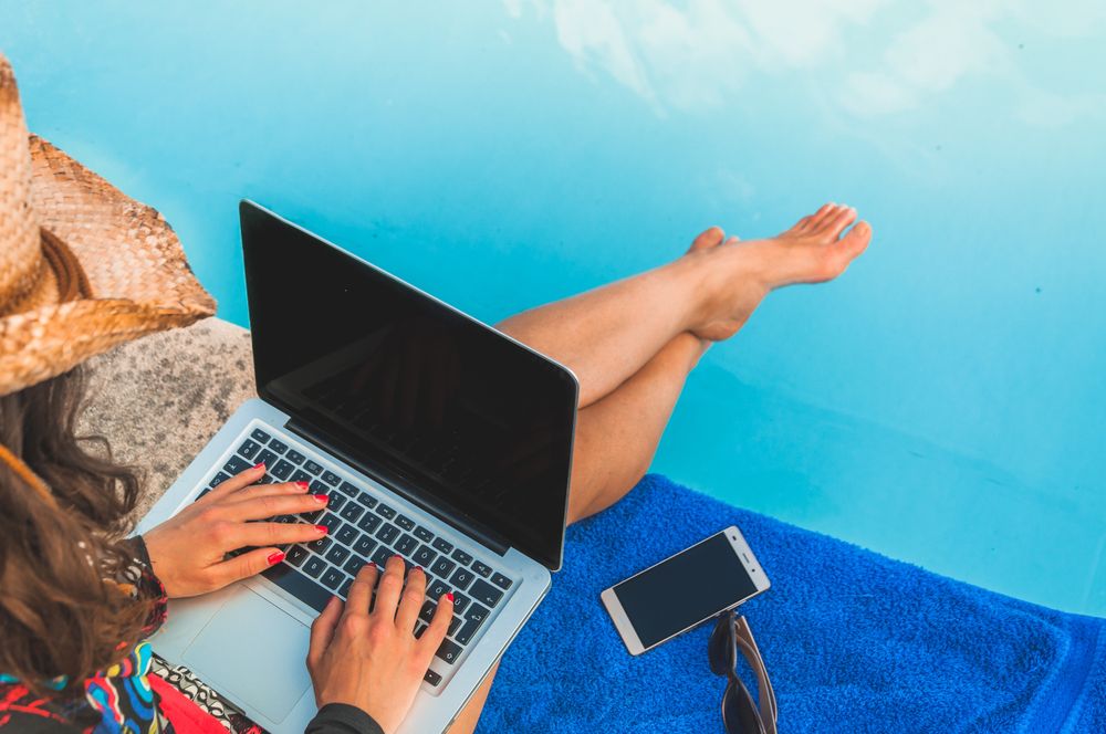 Voilà pourquoi plus de 2 Français sur 3 travaillent pendant leurs vacances | So Busy Girls