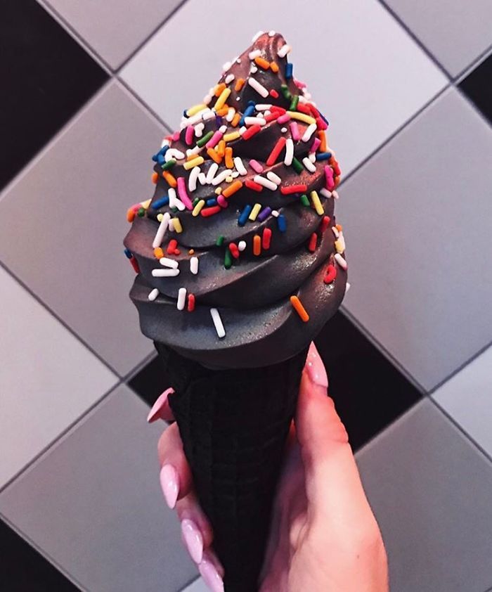 Les glaces noires débarquent, elles sont aussi originales que délicieuses ! | So Busy Girls