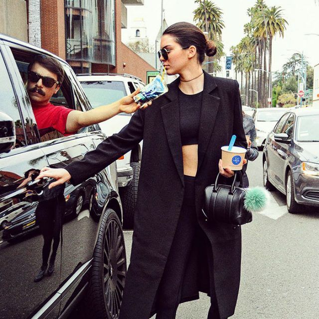 Cet homme se photoshoppe pour apparaître sur les photos de Kendall Jenner et les rend hilarantes | So Busy Girls