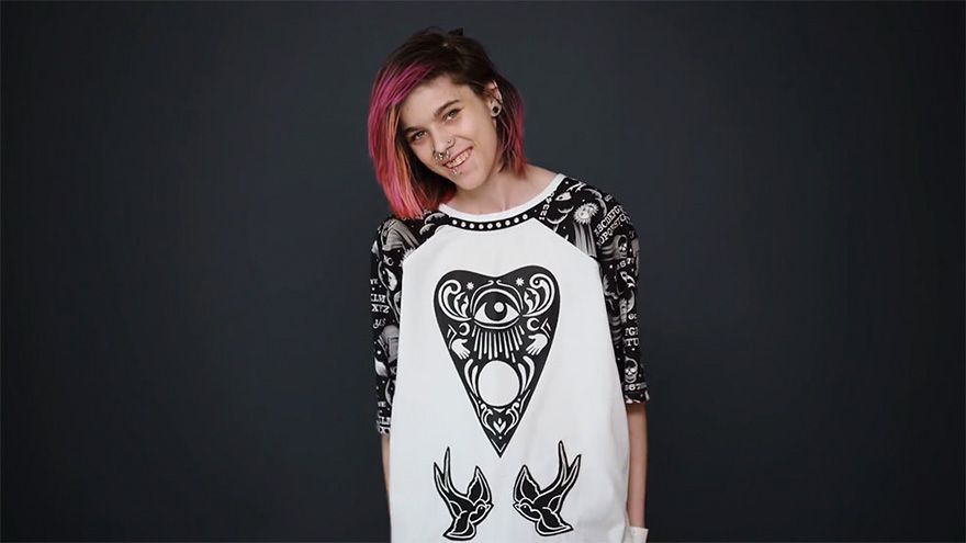 Des créateurs de mode transforment les vilaines blouses d'hôpital en blouses tendances pour redonner le sourire aux enfants malades | So Busy Girls