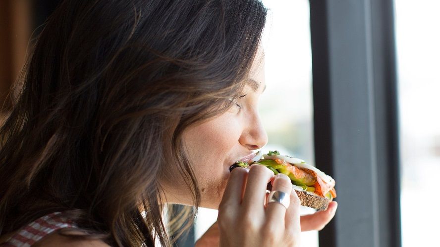 Voici par quoi remplacer certains aliments pour ne plus avoir envie de grignoter | So Busy Girls
