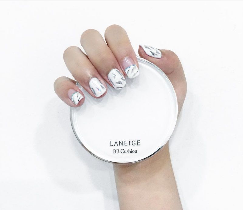Des strass pour une manucure élégante | So Busy Girls