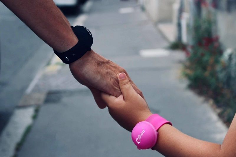 Malin : le Bracelet Citron distributeur de gel hydroalcoolique coloré et stylé | So Busy Girls