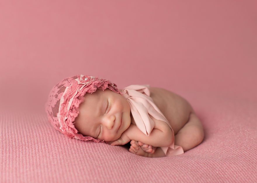 18 bébés qui sourient dans leur sommeil : vous ne pourrez pas vous empêcher de fondre ! | So Busy Girls