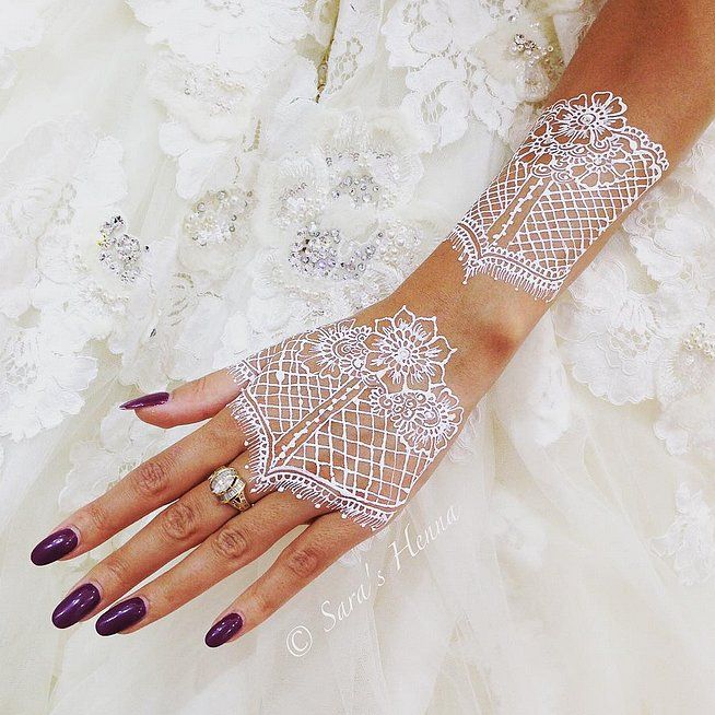 Un tatouage henné blanc sublime avec cette robe de mariée, d'inspiration dentelle et fleurs | So Busy Girls