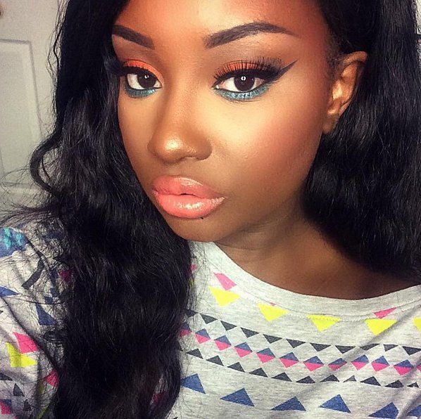 Des couleurs vives orange et turquoise mise en valeur par un trait d'eyeliner bien symétrique et des faux cils | So Busy Girls