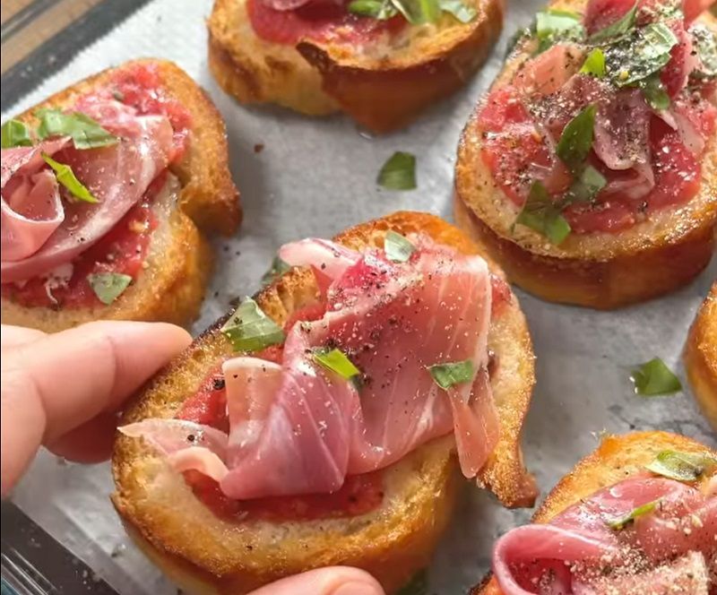 La recette des toasts apéro tomate, jambon italien et basilic ultra rapide | So Busy Girls