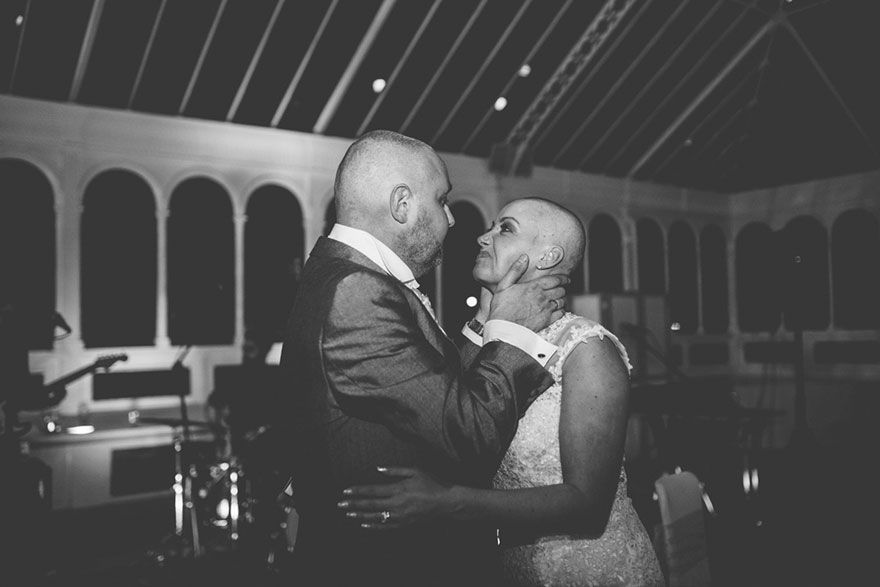 La mariée décide de se raser la tête pour montrer son soutien à son mari en stade terminal | So Busy Girls