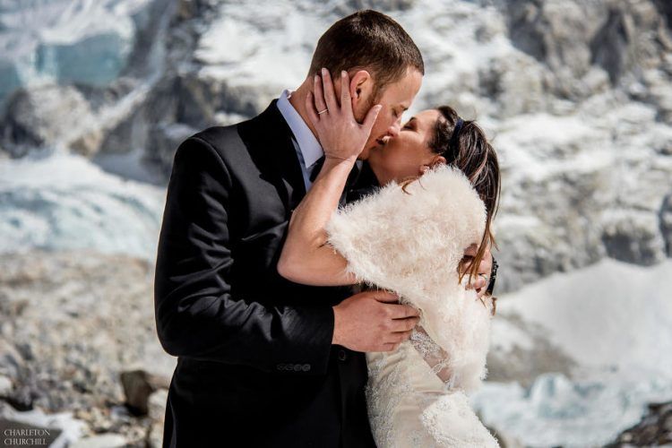 Ce couple se marie sur le Mont Everest après un trek de 3 semaines, et leurs photos sont incroyables ! | So Busy Girls