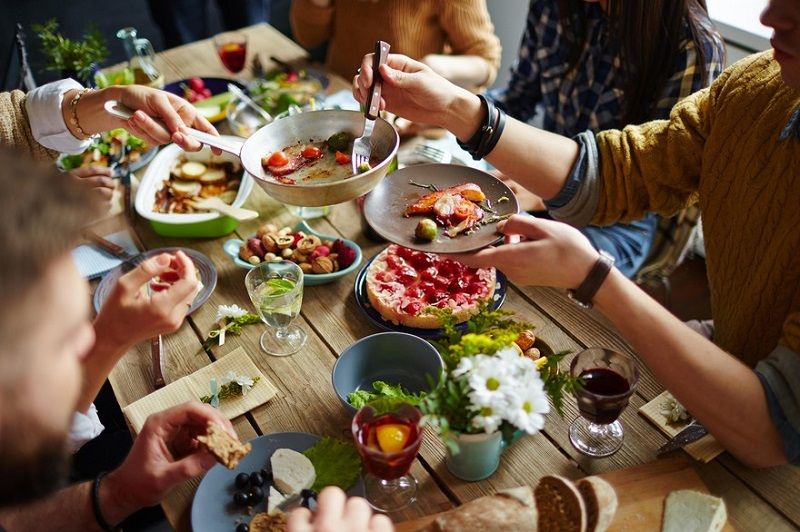 Pour maigrir naturellement sans efforts, il suffit de manger... dans le noir ! | So Busy Girls