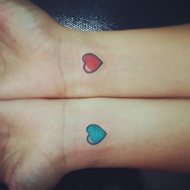 Un petit tatouage coeur pour couple coloré | So Busy Girls