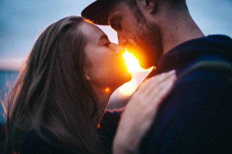 Voilà pourquoi les gens heureux en couple ne parlent pas de leur relation sur les réseaux sociaux | So Busy Girls