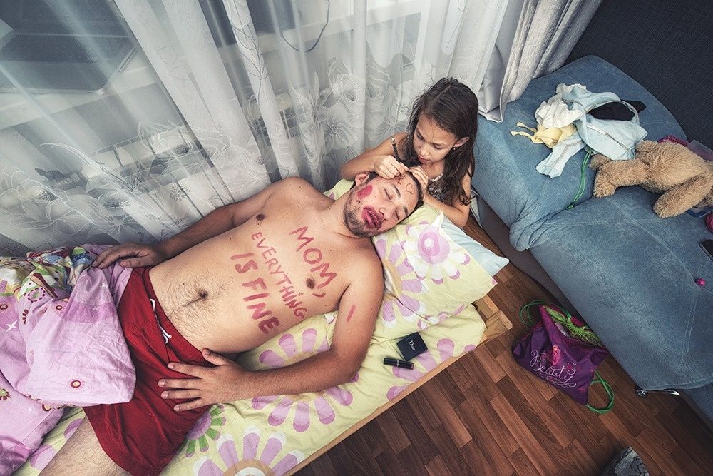 Ce papa et sa fille ont trouvé un moyen très drôle pour rassurer maman quand elle n'est pas là | So Busy Girls