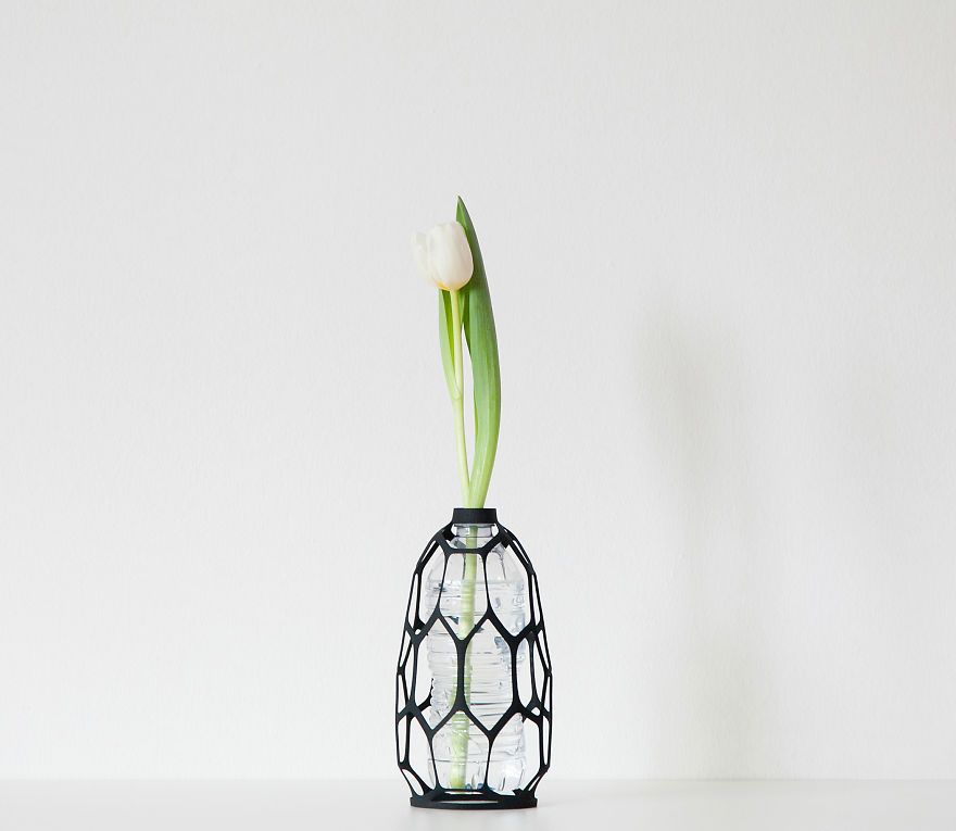 Il crée des vases à impression 3D pour donner une nouvelle vie aux bouteilles en plastique | So Busy Girls
