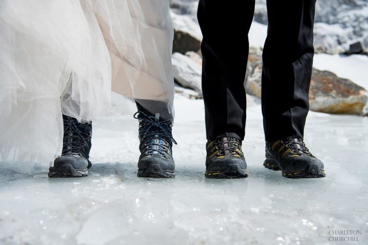 Ce couple se marie sur le Mont Everest après un trek de 3 semaines, et leurs photos sont incroyables ! | So Busy Girls